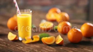 把橙子和果汁放在木制背景的玻璃杯里切碎。